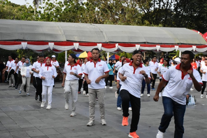 Bupati Sri Sumarni ikut senam bersama buruh di alun-alun Purwodadi, Rabu (1/5).