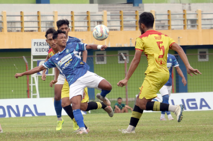 BORONG TIGA GOL: Pemain Persiku Zola Anggoro bersiap melepaskan tendangan voli saat laga melawan Persiku FC Depok di Stadiun Wergu Wetan kemarin sore.
