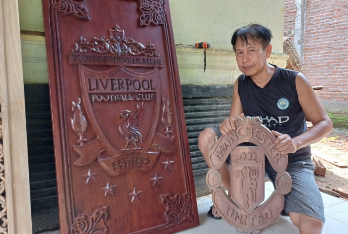 DIJUAL: Prayitno, warga Desa Petekeyan Kecamatan Tahunan memperlihatkan salah satu sampel ukiran klub bola yang Ia buat.