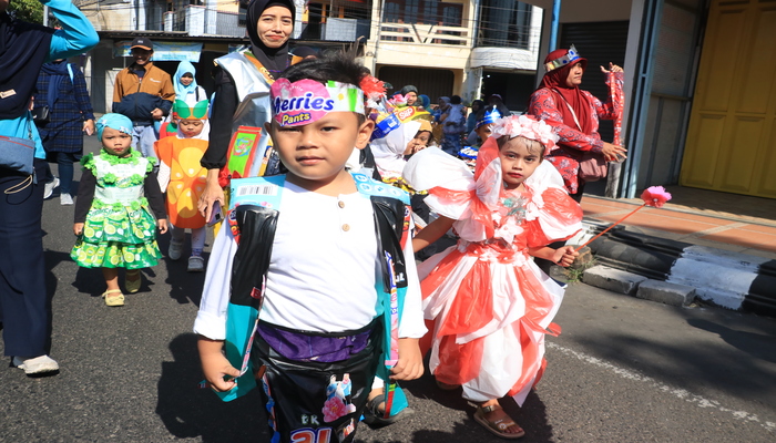 KREATIF: Guru bersama peserta didiknya di lembaga PAUD saat pawai mengenakan baju dari bahan bekas baru-baru ini.