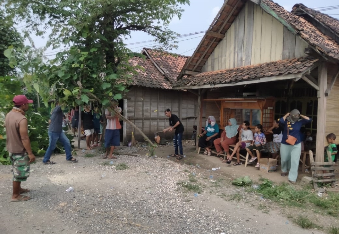 BEREMBUK: Warga Dukuh Jape, Desa Sumberejo, Kecamatan Randublatung, berembuk membahas keberadaan warung remang-remang.