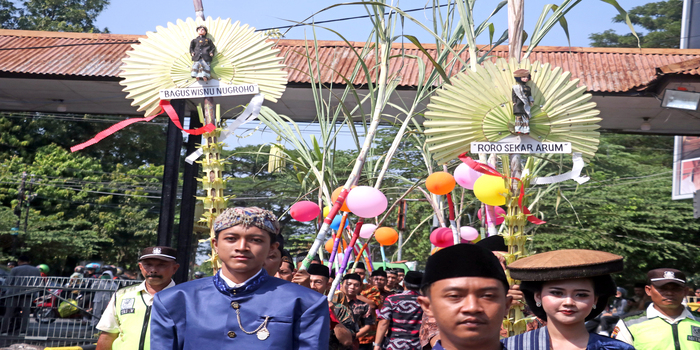 KEARIFAN LOKAL: PG Rendeng Kudus menggelar tradisi manten tebu mengawali awal musim penggilingan tebu tahun ini di perusahaan itu kemarin.