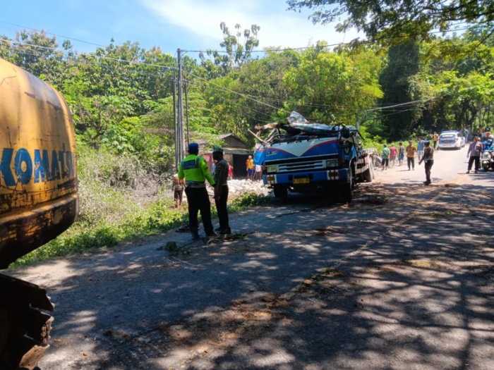 EVAKUASI: Petugas melakukan evakuasi kendaraan dan muatan semen yang terlibat kecelakaan maut di jalan nasional Rembang-Blora.