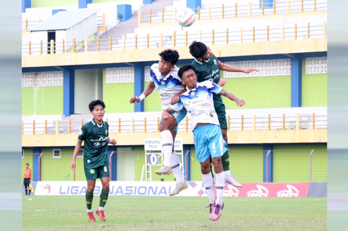 HASIL MAKSIMAL: Pemain Persiku Dheo Budi Prakoso (atas tengah) dan Aan Aris (atas kiri) duel dengan pemain Persipal Jr Palu saat menjalani laga lanjutan Liga 3 Nasional di Stadion Wergu Wetan kemarin