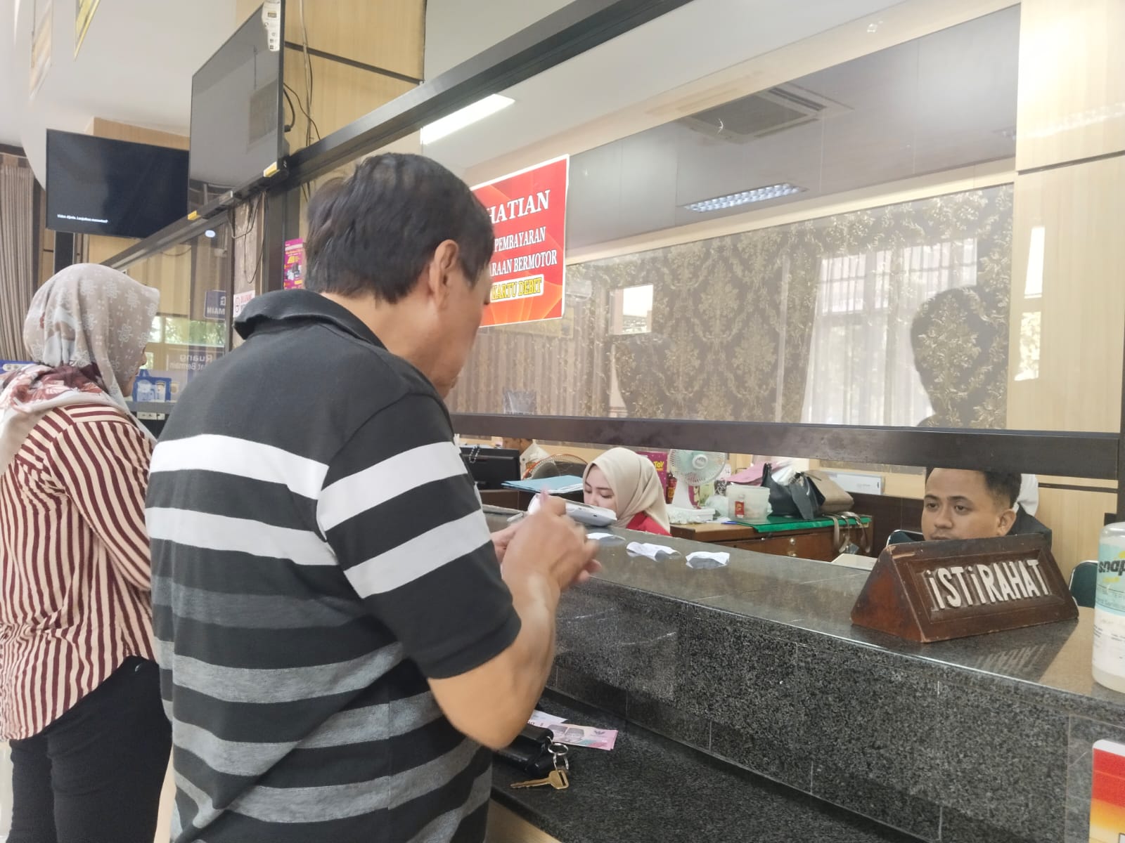 NUNGGAK: Wajib pajak membayar pajak kendaraan bermotor di kantor induk Samsat Kudus kemarin.