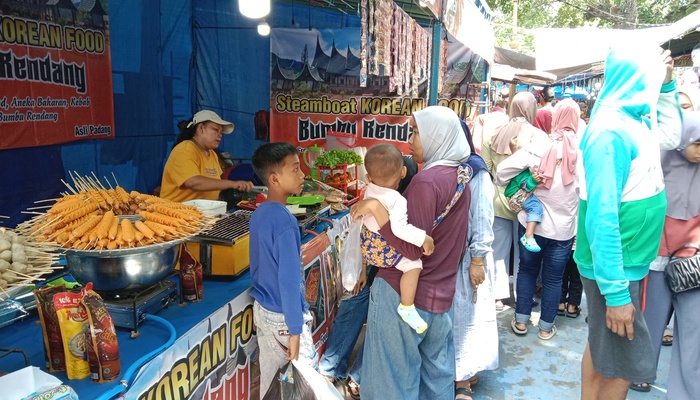JUAL BELI: Pedagang membuka lapak di Taman Kartini saat Syawalan beberapa waktu lalu