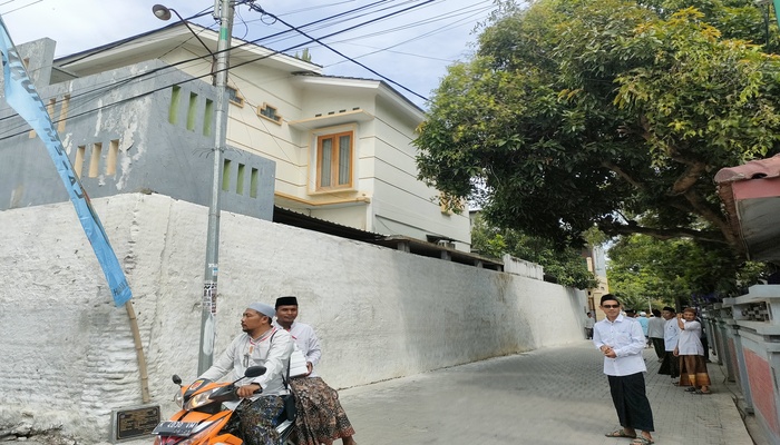 HAUL: Santri Lasem menghadiri haul ke &ndash; 54 KH Baidhowi Tsani Bin Abdul Aziz (Rais Akbar Jam&rsquo;iyyah Thariqah Mu&rsquo;tabarah) di Ponpes Al-Wahdah, Lasem, baru-baru ini.