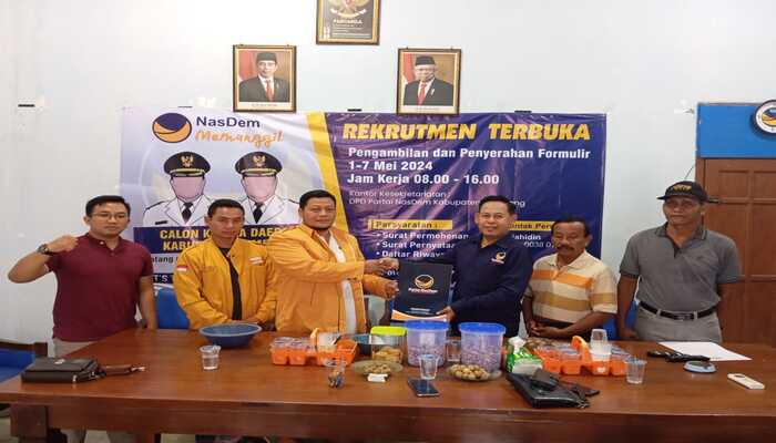 AMBIL FORMULIR: DPC Demokrat dan DPC Hanura Rembang mengambil formulir pendaftaran penjaringan bakal calon bupati dan wakil bupati Rembang yang dibuka DPD Nasdem Rembang.