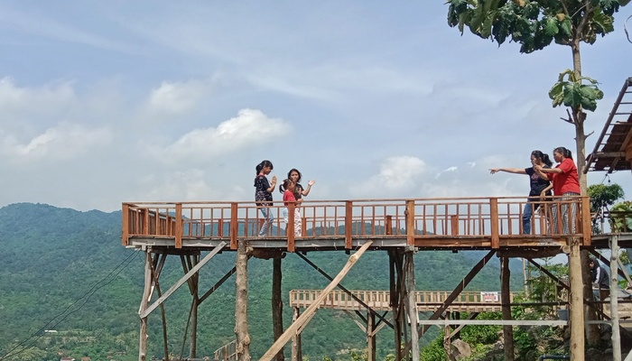 DESTINASI BARU: Pengunjung Puncak Panggang, Desa Dadapan berfoto dengan latar pemandangan alam