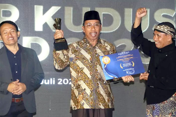 SELAMAT: Bupati Rembang Abdul Hafidz meraih penghargaan Radar Kudus Award beberapa waktu lalu.