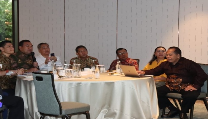 DIALOG: Bupati Blora Arief Rohman saat berdiskusi dengan Kemenko Perekonomian dan Guru Besar Unnes