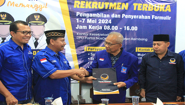 DAFTAR NYABUP: Dewan Pembina Partai Nasdem Kabupaten Rembang, Atna Tukiman menerima berkas formulir penjaringan bupati dan wakil bupati dari Harno, Ketua DPC Demokrat yang siap calonkan bupati