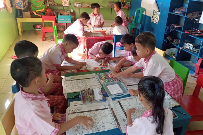 BERKARYA: Anak-anak TK Negeri Pembina Kudus sedang mewarnai gambar bersama-sama saat babak penyisihan lomba mewarnai yang digelar Jawa Pos Radar Kudus.