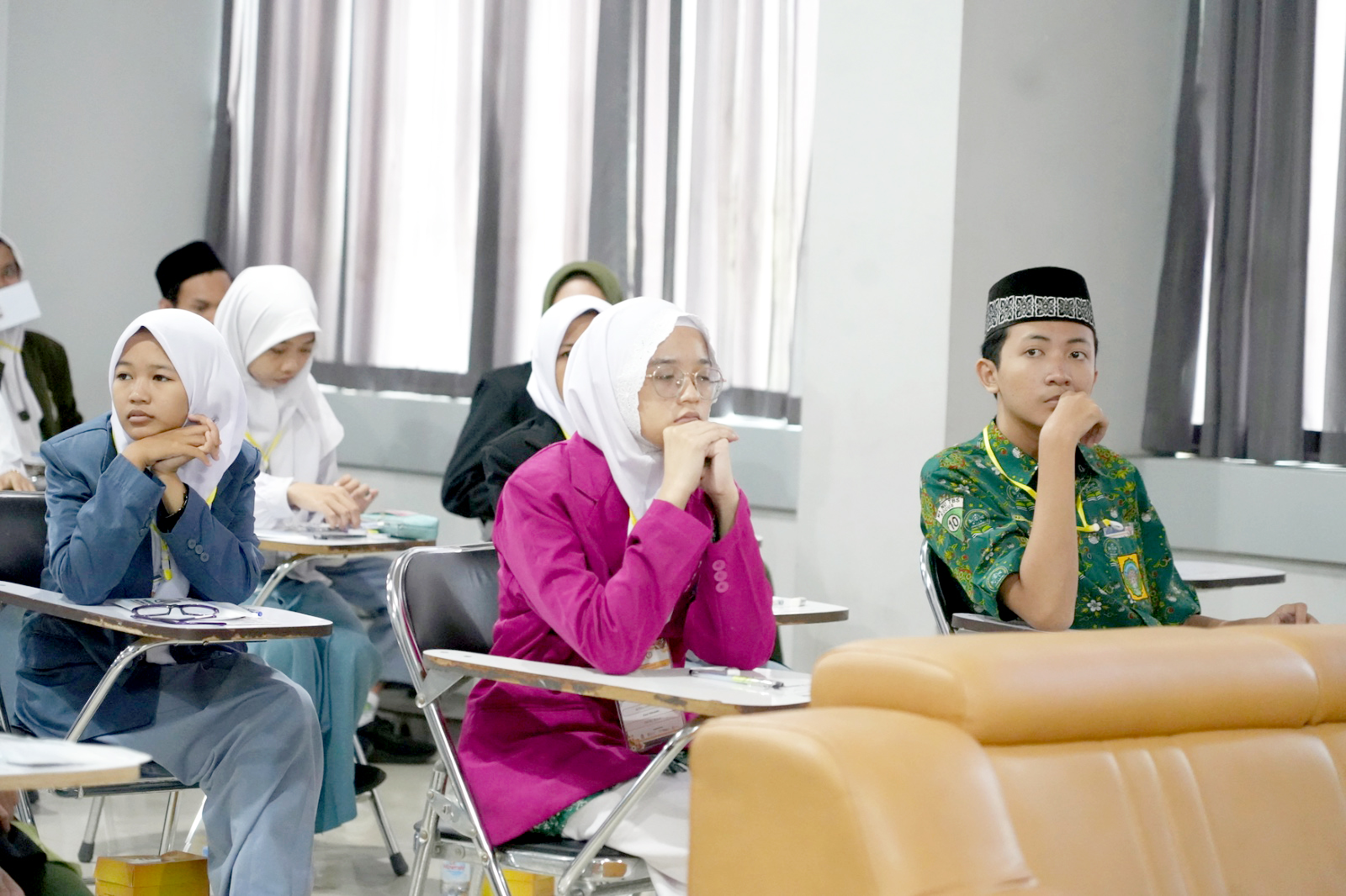 PERSIAPAN LOMBA: Pelajar SMA sederajat mengikuti lomba matematika di gedung J lantai V UMK kemarin.
