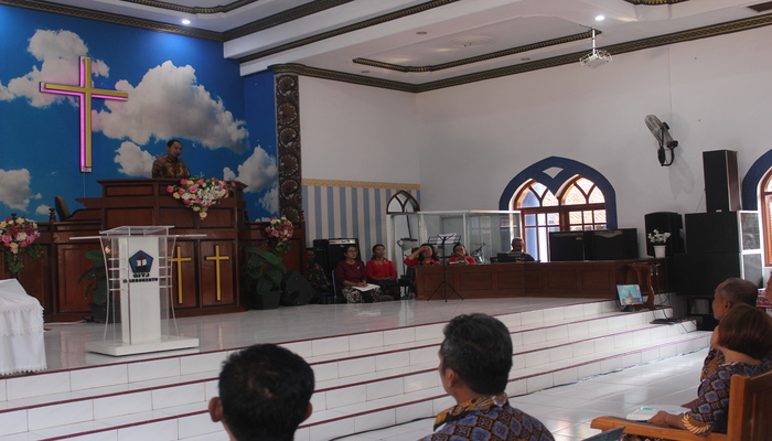 IBADAH: GITJ Margokerto saat mendengar khutbah dalam perayaan kenaikan Yesus Kristus tahun lalu.