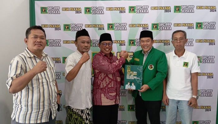 MESRA: Ketua DPC PKB Jepara Gus Nung mengambil sekaligus menyerahkan formulir pendaftaran, diterima Ketua Desk Pilkada PPP Agus Sutisna.