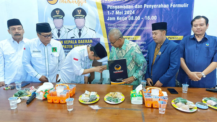 MANTAP: Gus Umam bersama pengurus PPP menyerahkan formulir pendaftaran di Partai Nasdem, Selasa (7/5).