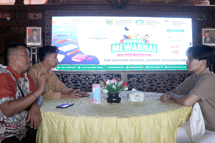 VENUE BABAK PUNCAK: Panitia Lomba Mewarnai Jawa Pos Radar Kudus mempersiapkan lokasi final di Pendapa Kabupaten Kudus kemarin.