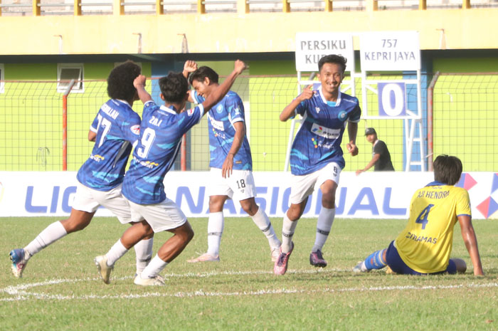 MELAJU: Gelandang Persiku Dheo Budi merayakan gol yang diciptanya saat melawan 757 Kepri Jaya pada laga 80 besar Liga 3 Nasional di Stadion Wergy Wetan kemarin.