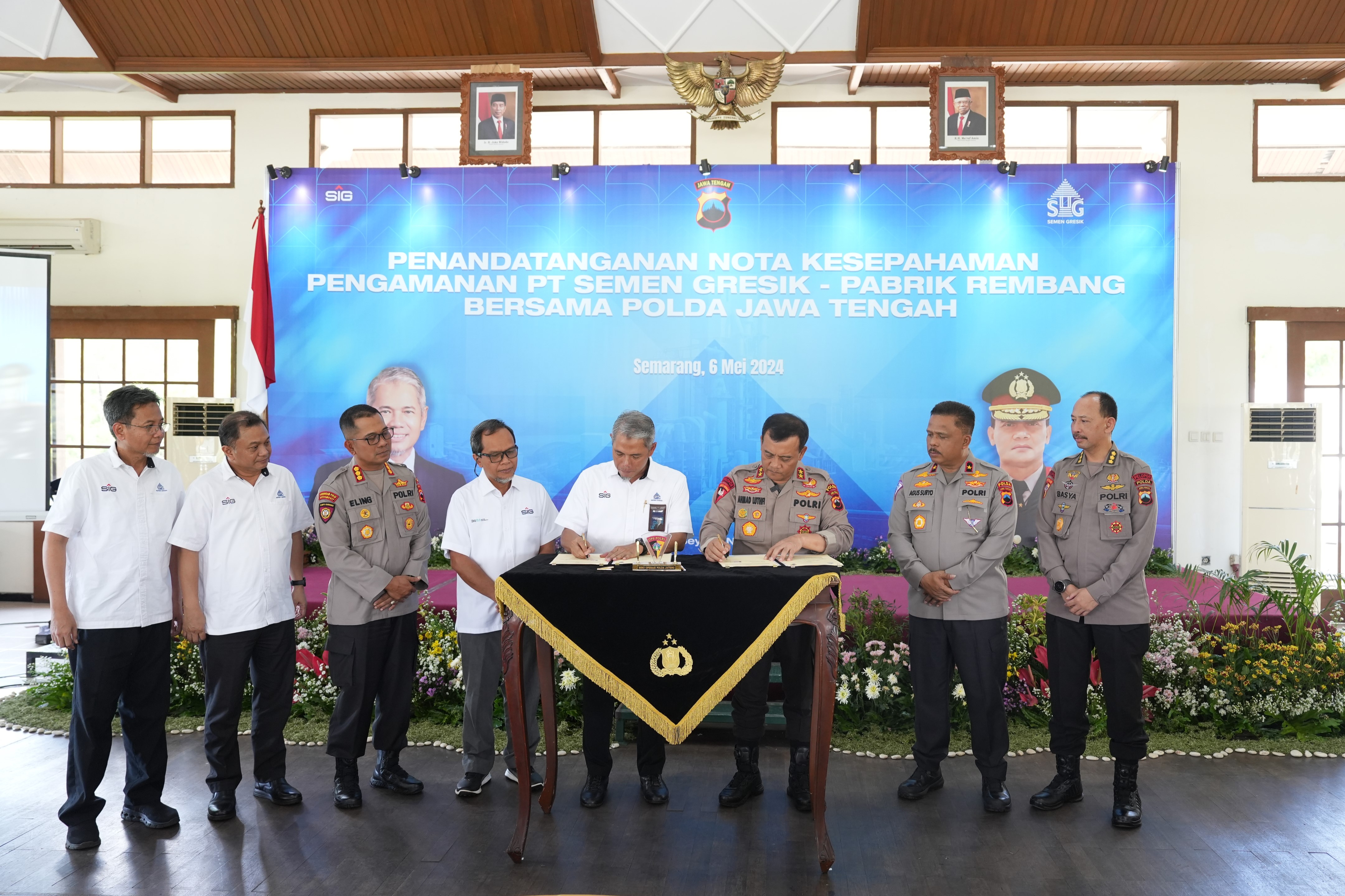 TEKEN MOU: Kapolda Jateng Ahmad Luthfi (tiga dari kanan) dan Dirut PT Semen Gresik Muchamad Supriyadi (empat dari kanan) menandatangani nota kesepahaman pengamanan objek vital nasional.