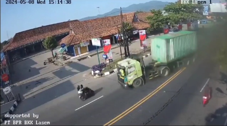 Rekaman CCTV menunjukkan kronologinya kecelakaan di depan Terminal Lasem.