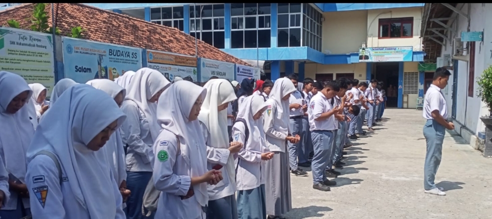 SOLIDARITAS: Guru, karyawan, dan siswa SMK Muhammadiyah Rembang gelar apel dan doa bersama bela Palestina, baru-baru ini.
