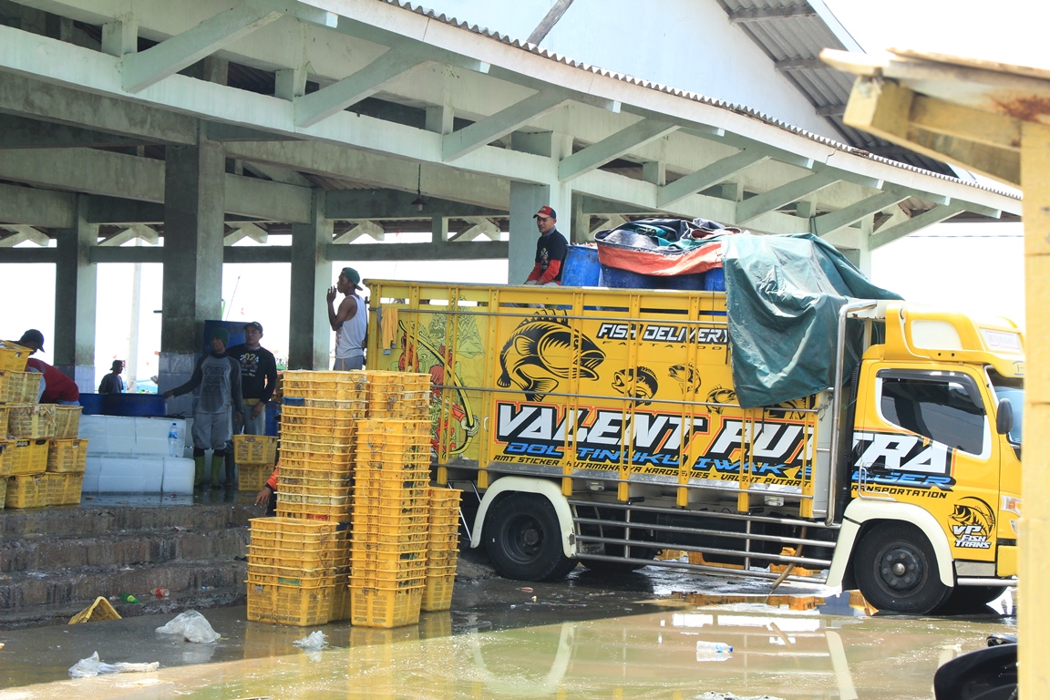 LESU: Sejumlah pekerja beraktivitas di kawasan di dermaga TPI Tasikagung yang saat ini mengalami penurunan harga ikan.