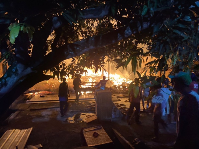 Tim pemadam melakukan upaya menjinakkan api yang melalap bangunan rumah warga di Desa Godo Kecamatan Winong