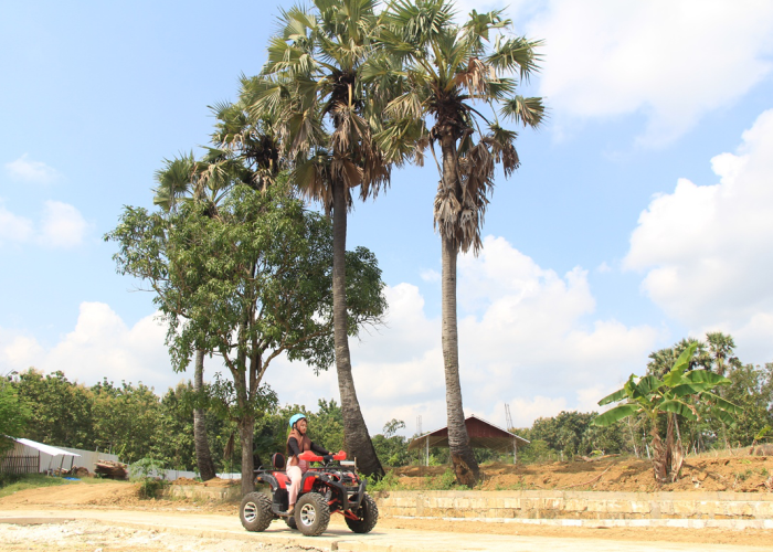 IKONIK: Pengunjung menikmati pemandangan Puri Berlian Park Enjoy dengan naik motor ATV baru-baru ini.