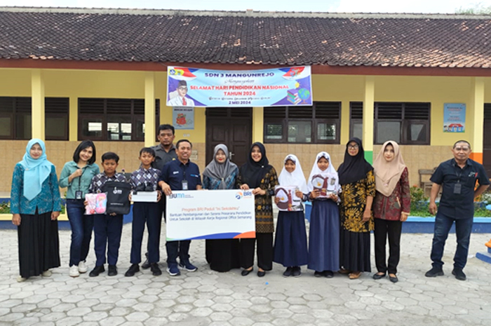 PEDULI PENDIDIKAN: Pemimpin Cabang BRI Purwodadi Stefanus Juarto menyerahkan bantuan pendidikan dari program BRI Peduli di SD N 3 Mangunrejo, Kecamatan Pulokulon.