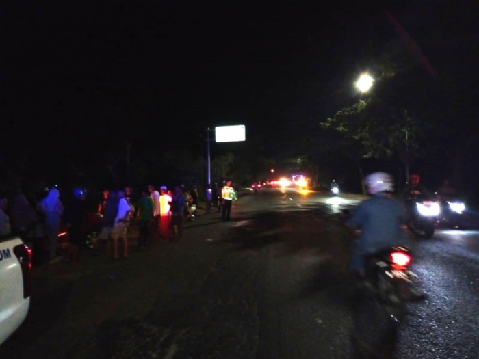 GELAP: Polisi Satlantas Polres Rembang datangi TKP kecelakaan berat antara Honda Jazz dan truk di Punjulharjo, Rembang, Jumat malam (11/5).