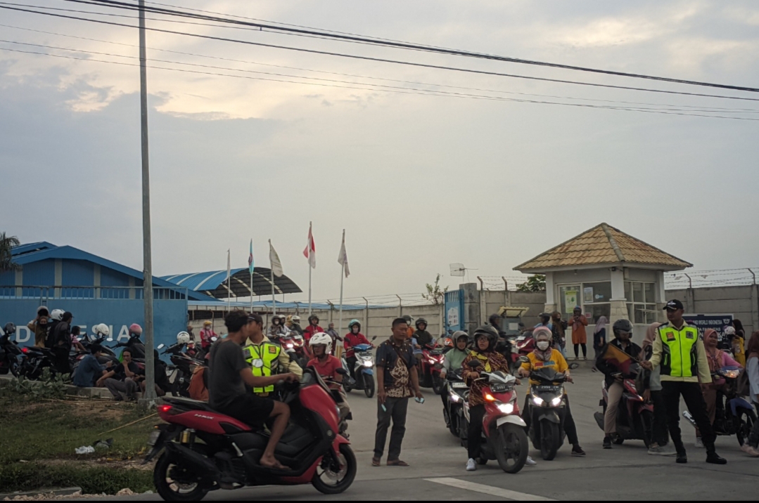 RAMAI: Karyawan pabrik sepatu di Jalan Rembang-Pamotan, Desa Sridadi, Rembang pulang dari kerja.