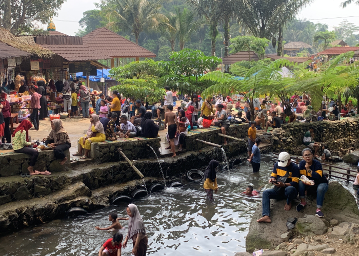 RAMAI PENGUNJUNG : Ribuan pengunjung saat menikmati pesona wisata alam Kalikesek di Desa Sriwulan, Limbangan, Kabupaten Kendal.