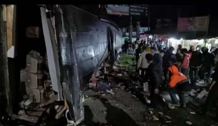 Kondisi bus rombongan SMK Lingga Kencana Depok yang mengalami kecelakaan di Subang, Sabtu (12/5).