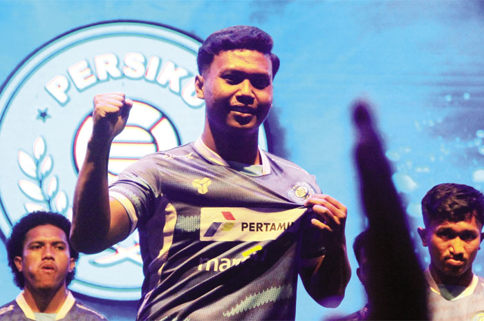 SEMAKIN MEMBANGGAKAN: Gelandang bertahan Ajib Abrori menunjukkan kaus tim Persiku yang berhias logo sponsor dari BUMN.