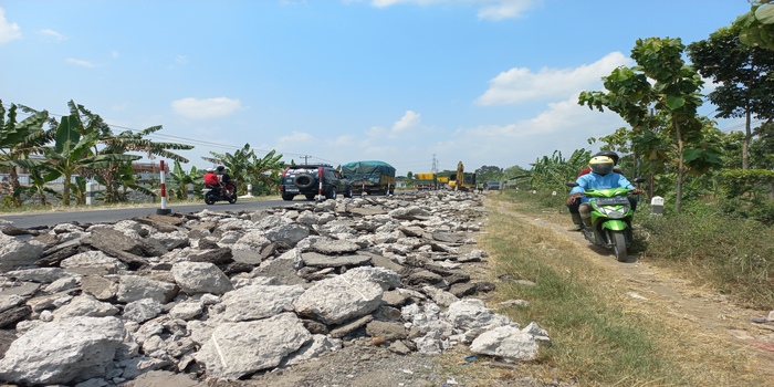 MULAI BONGKAR: Jalan Demak - Purwodadi dibongkar untuk diganti cor yang baru kemarin.
