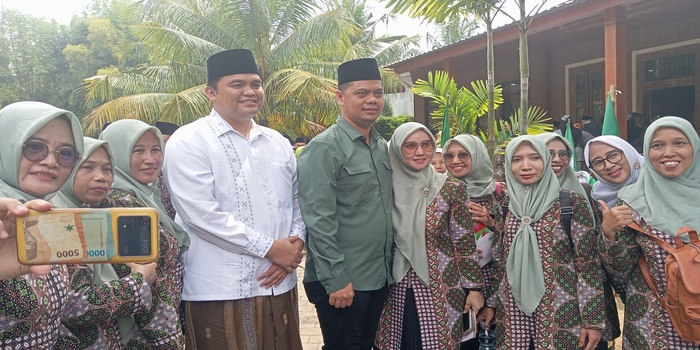MENGUAT: Ibu-ibu foto bersama dengan Wiwit dan Gus Hajar usai acara halalbihalal NU-Muhammadiyah di Bandengan, Jepara, kemarin.