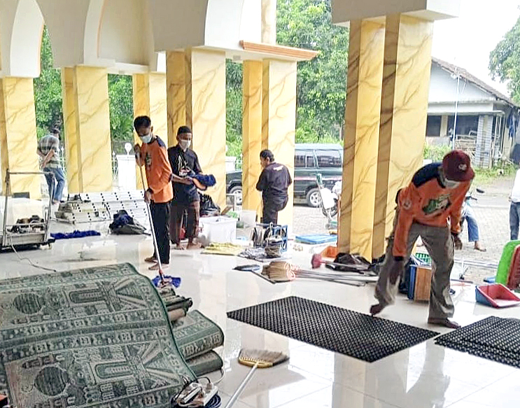 USULAN BANTUAN: Aktivitas marbot membersihkan tempat ibadah di Masjid Al Muammar Dukuh Dimoro, Desa Lau, Kecamatan Dawe, Kudus.