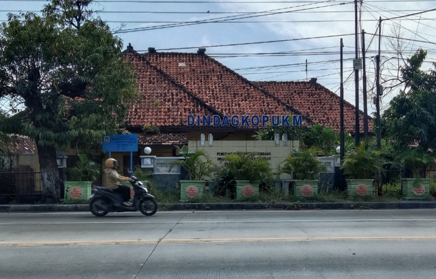 TUTUP: Kantor Dindagkop UKM Rembang yang berada di sekitar Jalan Pantura sudah dikosongkan pada Senin (13/5).