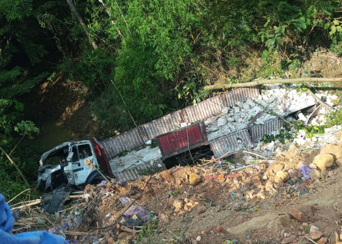 TERJUN: Truk pemuat batu terjun di Jalan Provinsi Ruas Sale-Sedan turut Desa Karas, Kecamatan Sedan pada Senin (13/5) pagi.