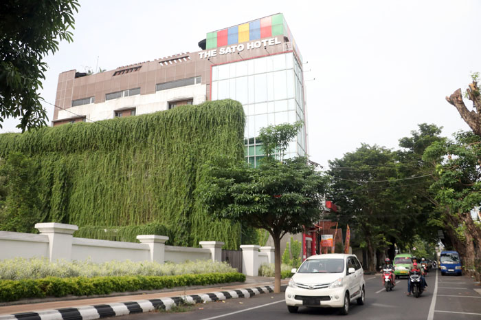POLEMIK: Bangunan menjulang The Sato Hotel di jalan Pemuda Kudus masih beroperasi secara normal.