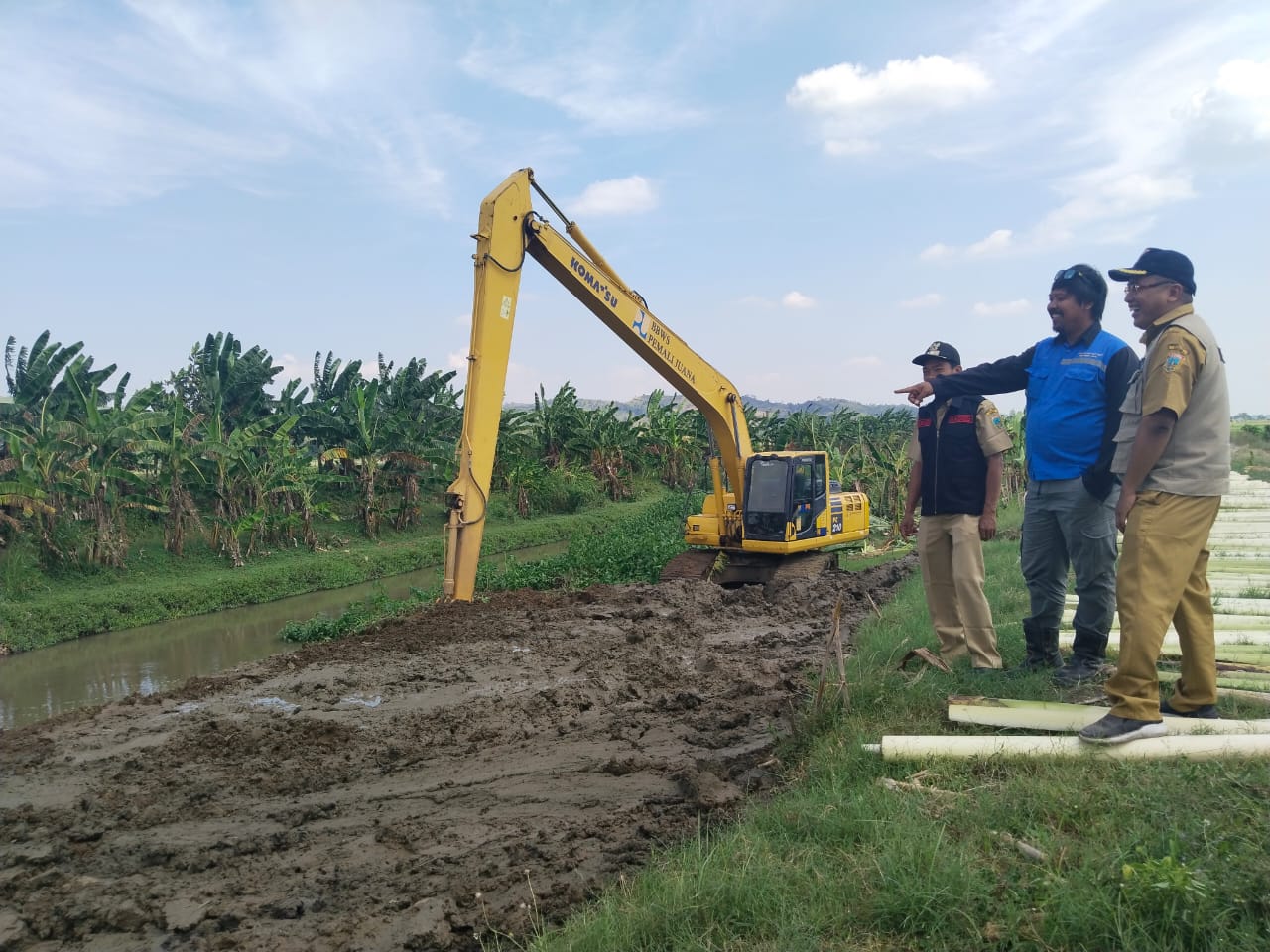 PENANGANAN BANJIR: Eskavator BBWS Pemali Juana mengeruk sedimentasi di Sungai Londo, Desa Wonosoco, Kecamatan Undaan, Kudus kemarin.