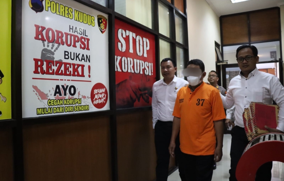 DIGELANDANG: Polisi meringkus Eks Sekdes Cendono FR karena diduga melakukan tindak pidana korupsi penjualan tanah kas desa dan merugikan negara senilai Rp 982,5 juta.