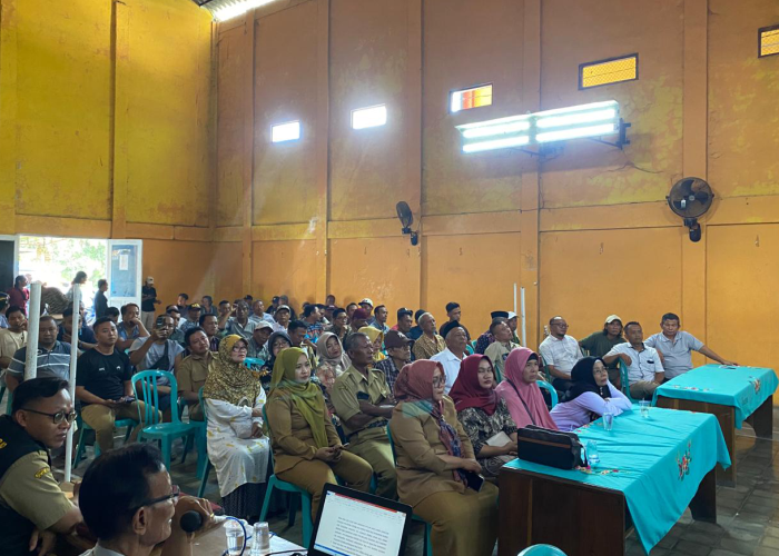 MUSYAWARAH WARGA: Masyarakat dan Pengurus BPD berkumpul di Gedung Pertemuan Desa Sendangharjo.