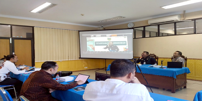 KEJAR TARGET: Kepala Disdukcapil bersama dengan stakeholder dan organisasi masyarakat mengikuti forum konsultasi publik untuk meningkatkan kualitas layanan kemarin.