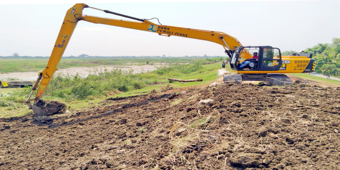 KERJA KERAS: Eskavator mengerjakan peninggian sisi kanan tanggul Sungai Wulan di Desa Medini, Kecamatan Undaan, Kudus kemarin.
