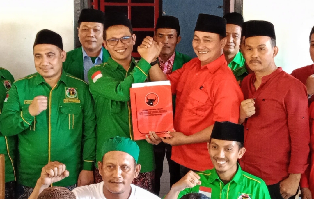 AKRAB: Ketua DPC PDIP Rembang Ridwan menerima formulir pendaftaran dari Ketua DPC PPP Rembang Zaimul Umam di Kantor DPC PDIP pada Rabu (15/5).
