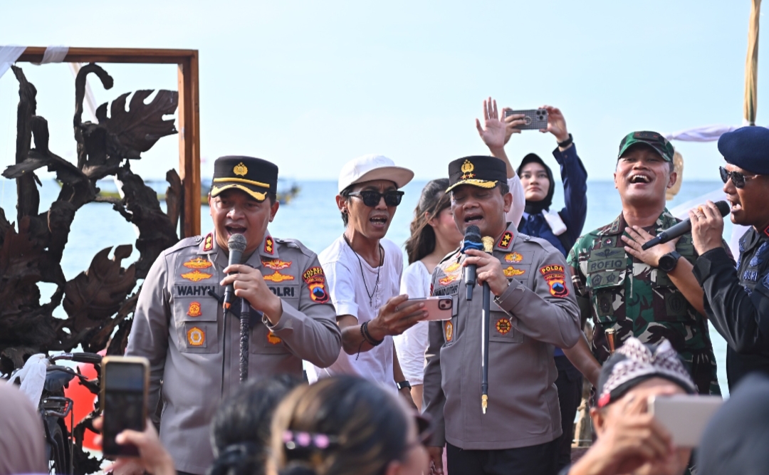 SINERGI: Kapolda Jateng Irjen Pol Ahmad Lutfhi bersama Kapolres Jepara AKBP Wahyu Nugroho Setyawan saat menghadiri acara gelar budaya tradisional baru-baru ini.