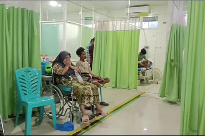 PERAWATAN: Pasien dirawat di rumah sakit di Jekulo diduga keracunan makanan kemarin.