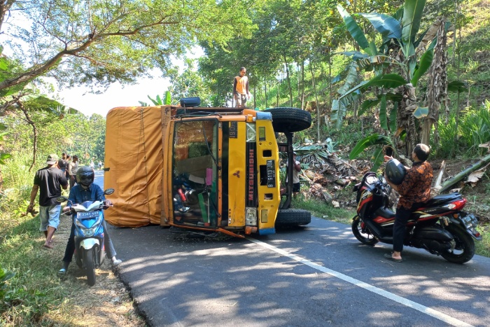 LUMPUH: Jalan Pati - Purwodadi lumpuh dan tidak dapat dilalui kendaraan roda empat selama delapan jam.